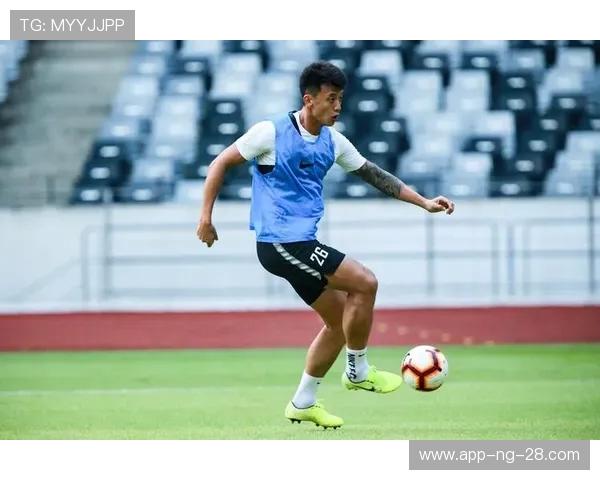 国青队在与布里斯班的较量中展现出顽强斗志与团队合作精神