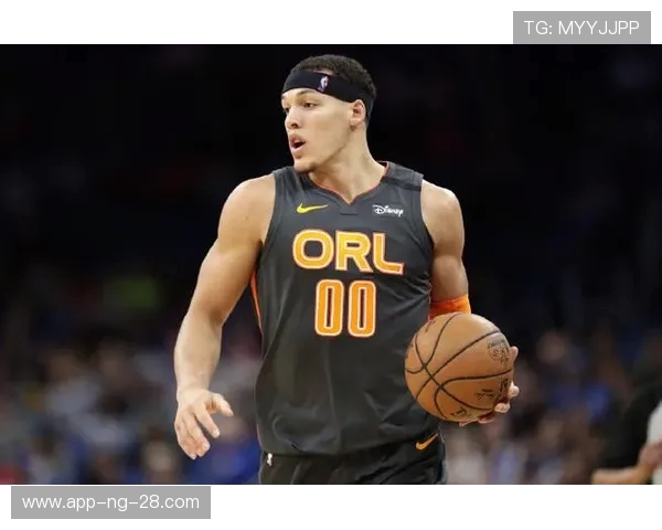 德阿隆福克斯如何在NBA赛场上崭露头角引领球队新篇章